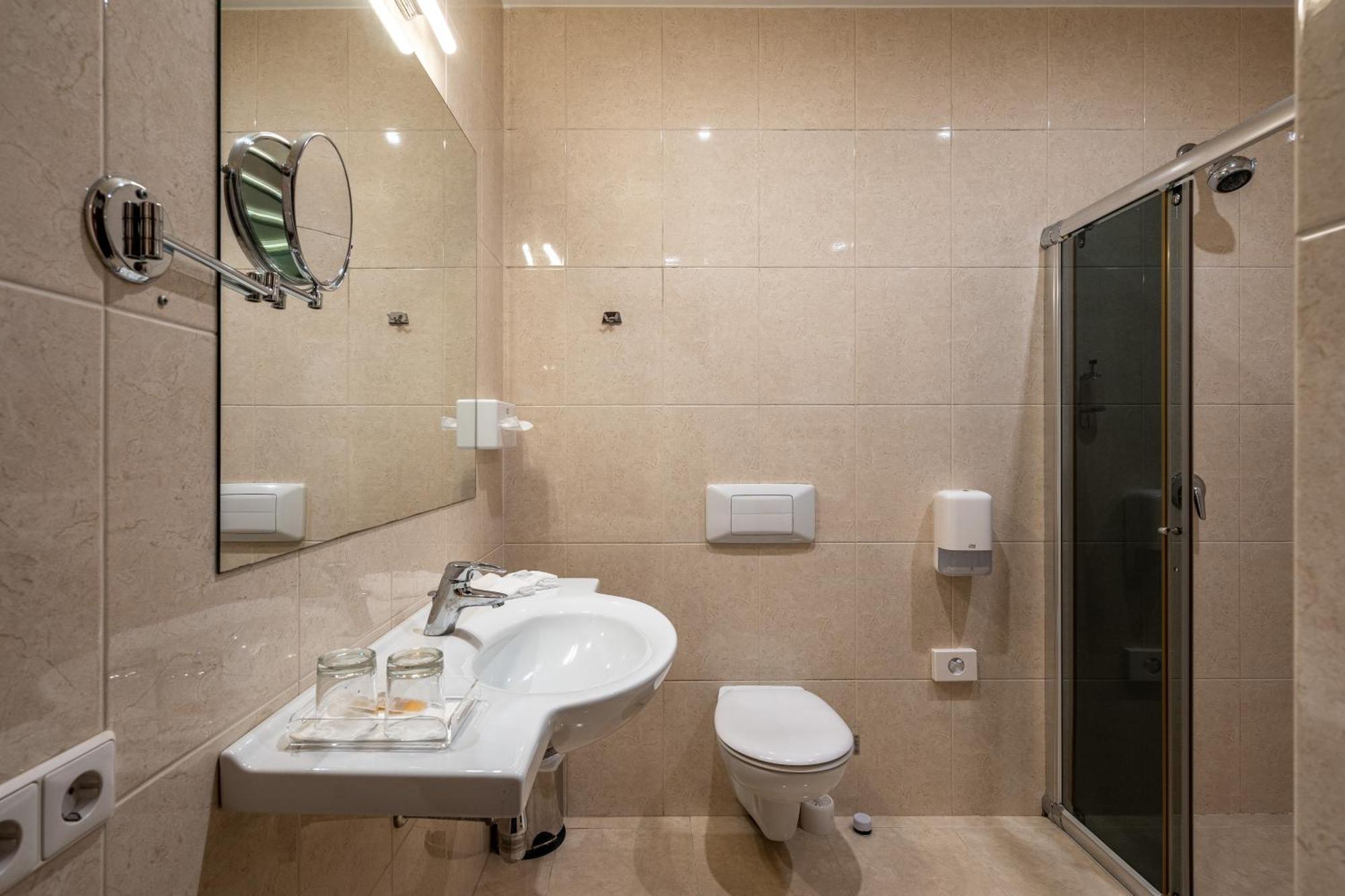 Hotel Sfinksas Kaunas Dış mekan fotoğraf